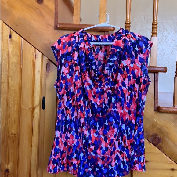 Kasper Tops - Sleeveless top with scooped neck.